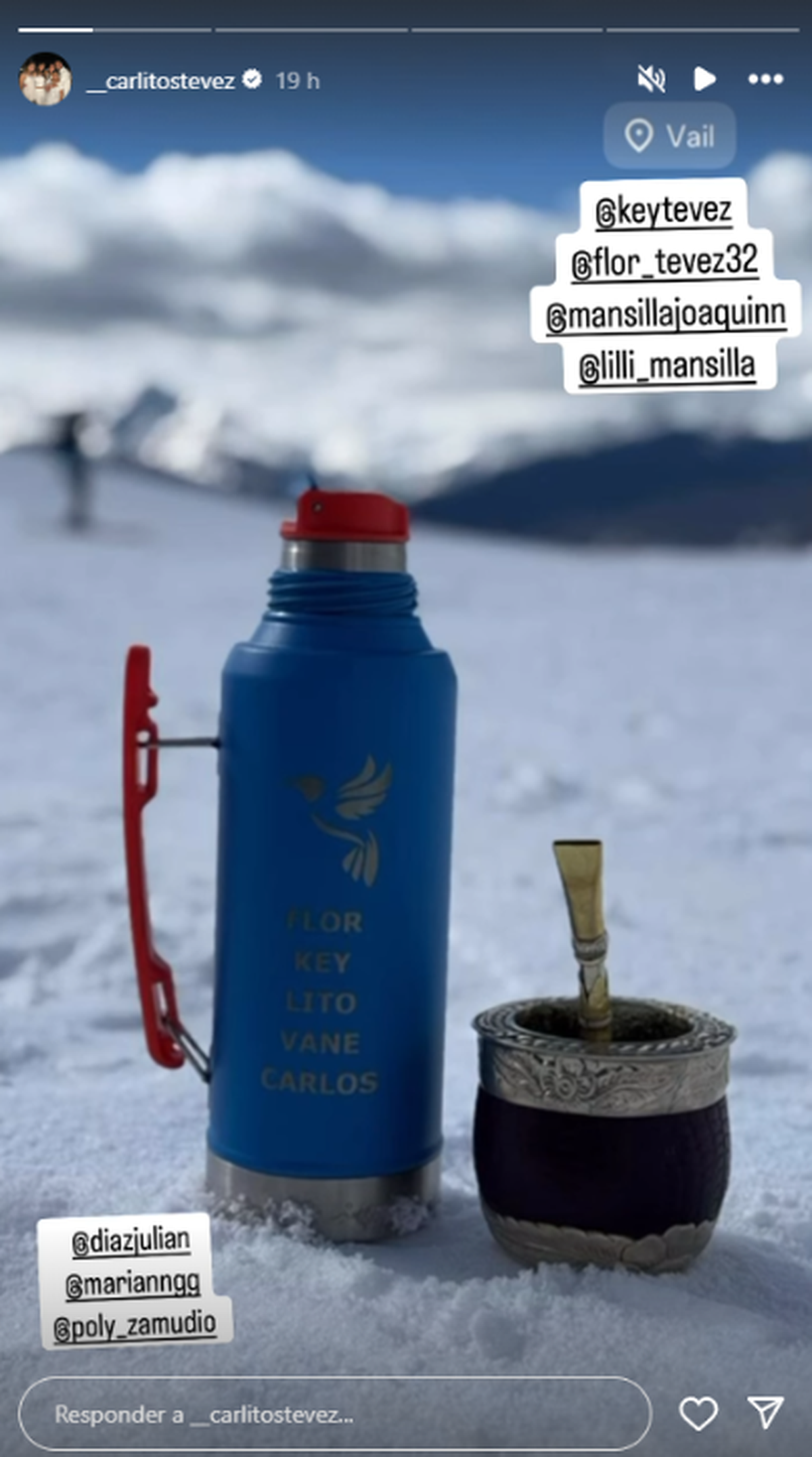 La familia Tévez mateando en la nieve. La familia Tévez mateando en la nieve.