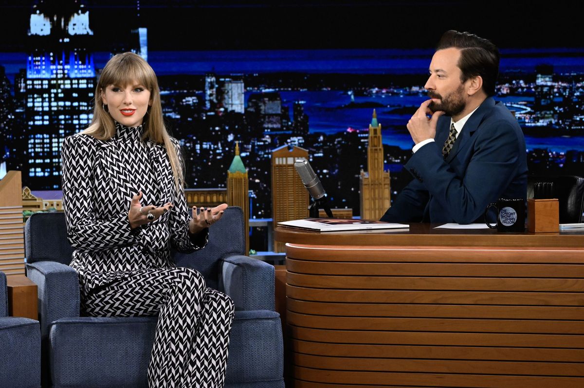 Taylor Swift con Jimmy Fallon, hablando sobre la posibilidad de una gira mundial