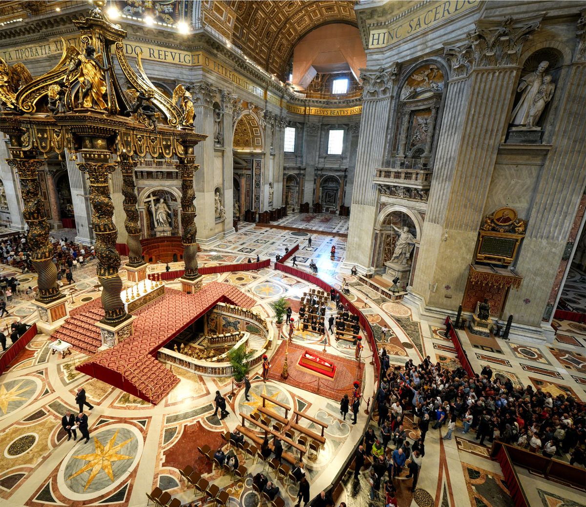 Atrio central de la Bas&iacute;lica de San Pedro, y Jorge Mario Bergoglio en su f&eacute;retro.