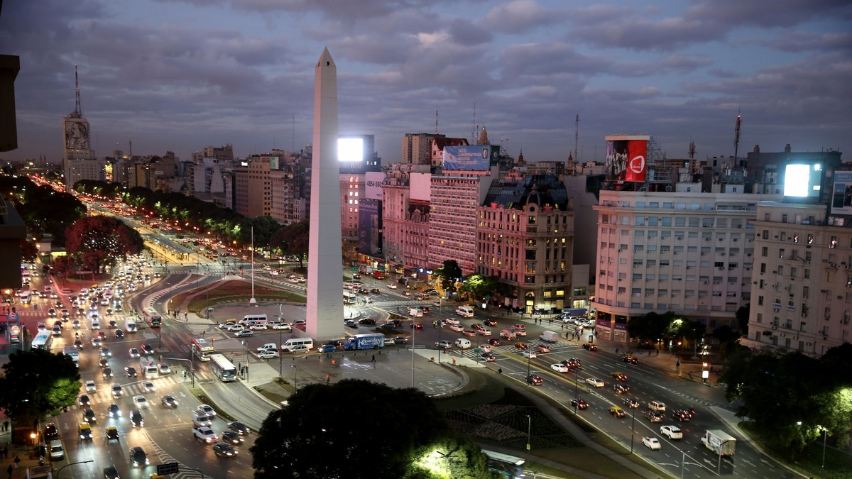 A día de hoy, el Obelisco se erige entre las avenidas Corrientes y 9 de Julio como testigo inmóvil y silencioso de los grandes eventos de la historia argentina, tanto buenos como malos. A día de hoy, el Obelisco se erige entre las avenidas Corrientes y 9 de Julio como testigo inmóvil y silencioso de los grandes eventos de la historia argentina, tanto buenos como malos.