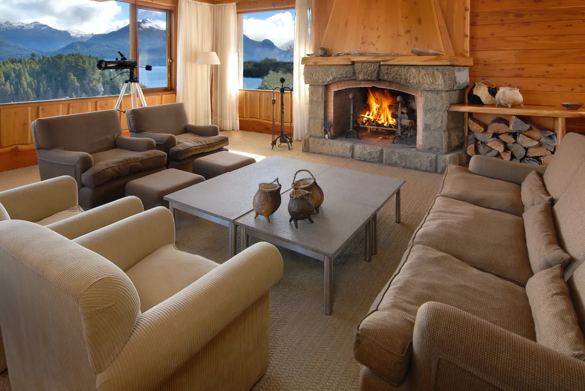 El cálido hogar a leña para compartir unos mates mientras se disfruta de una vista única y soñada. Foto: Hostería Isla Victoria.