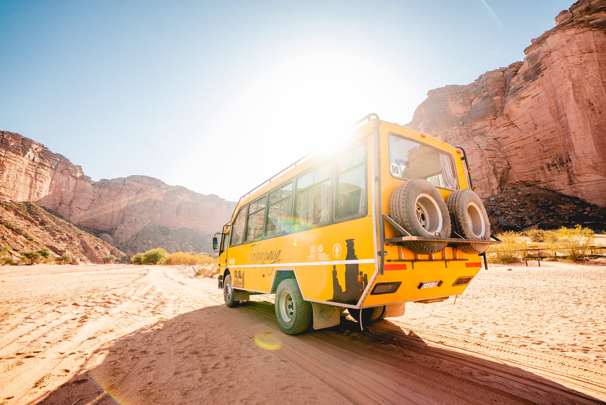 El camión 4x4 tiene el techo descubierto para que los turistas puedan asomarse y sacar increíbles fotos. Foto: Talampaya