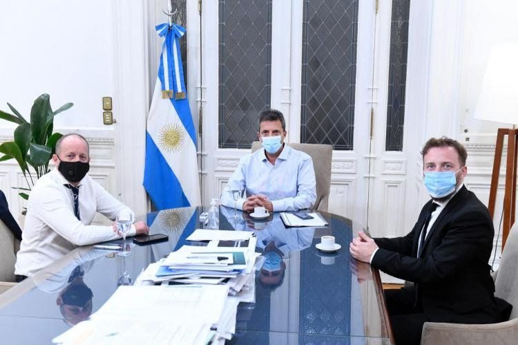 Sergio Massa entre Martín Insaurralde y Federico Otermín.