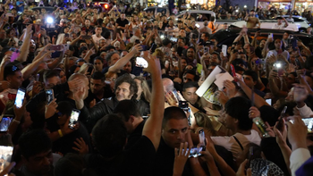 Javier Milei arribó a Mar del Plata e intentó caminar por la calle como parte de su