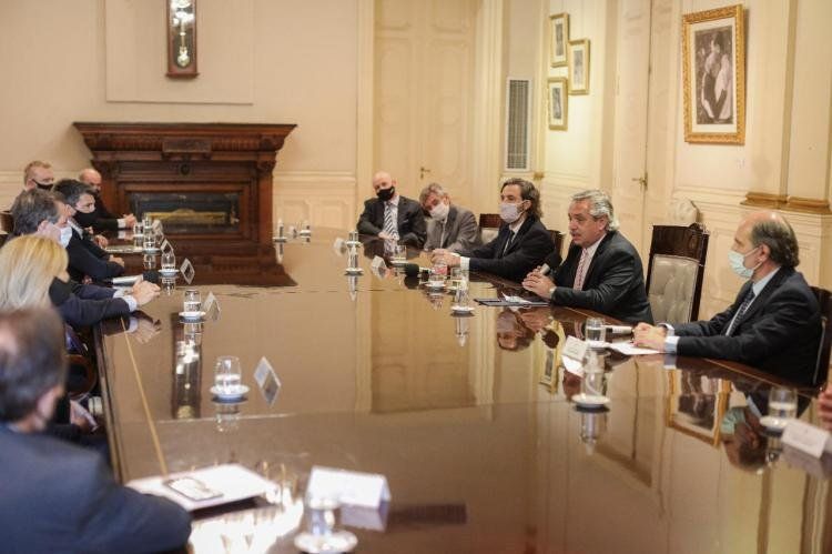 Alberto Fernández con banqueros en Casa Rosada.