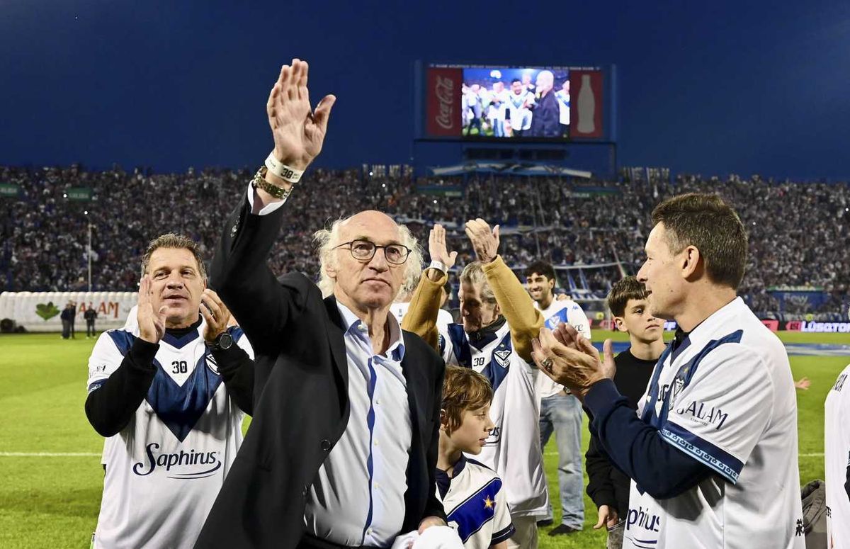 Carlos Bianchi junto a los jugadores campeones de la Copa intercontinetal del año 1994 .FOTO NA: JUAN FOGLIA