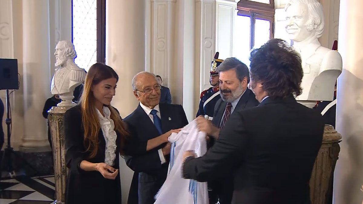 Milei inaugura el busto de Carlos Menem en la Casa Rosada