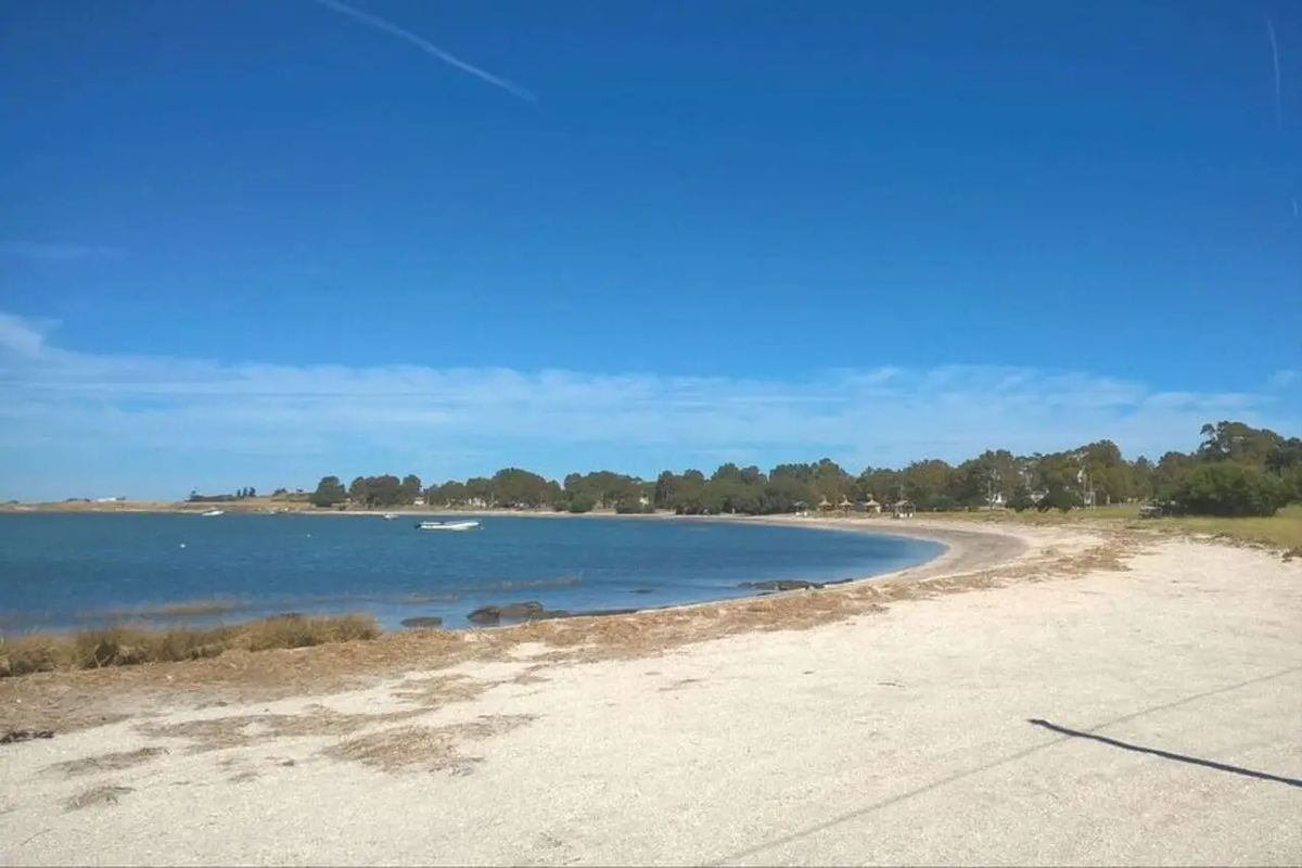Una playa de Buenos Aires que parece salida del Caribe. Una playa de Buenos Aires que parece salida del Caribe.