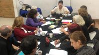 Adultos mayores participan en el taller de literatura dictado por Laura Fernández en el barrio Pueyrredón. Adultos mayores participan en el taller de literatura dictado por Laura Fernández en el barrio Pueyrredón.