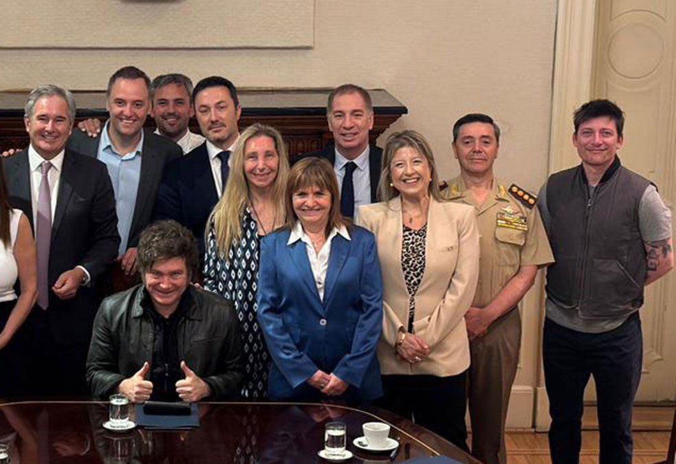 El teniente general Carlos Presti entre Santiago Caputo y Alejandra Monteoliva en la foto de la reunión de Gabinete de este miércoles. El teniente general Carlos Presti entre Santiago Caputo y Alejandra Monteoliva en la foto de la reunión de Gabinete de este miércoles. 
