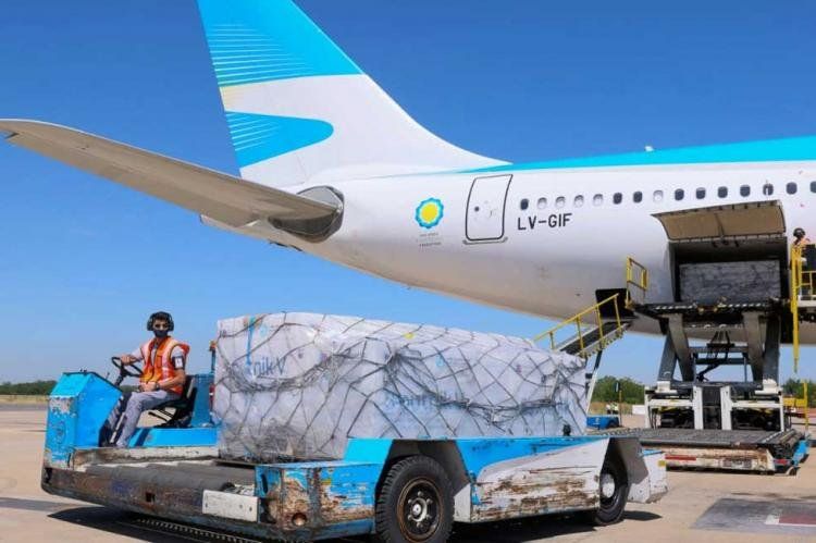 Este viernes 26/02 partirían dos aviones de AA hacia Rusia, a buscar más vacunas.