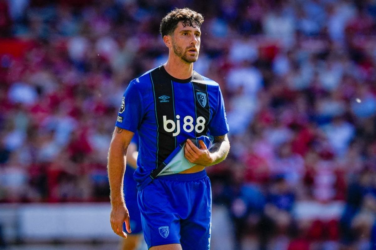 Marcos Senesi durante su última etapa en el Bournemouth. El defensor argentino aparece como parte de la reestructuración del Tottenham para reforzar la zaga de Roberto De Zerbi. Marcos Senesi durante su última etapa en el Bournemouth. El defensor argentino aparece como parte de la reestructuración del Tottenham para reforzar la zaga de Roberto De Zerbi.