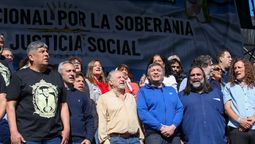 Máximo Kirchner y Pablo Moyano, y sus aliados: Andrés Larroque, Hugo Yasky, Roberto Baradel y&nbsp; Oscar De Isas, en Plaza de Mayo el 17/10/2022. Foto NA.