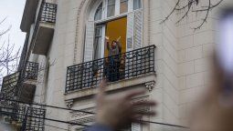 Cristina Kirchner desde el balcón de San José 1.111, su lugar de detención. Cristina Kirchner desde el balcón de San José 1.111, su lugar de detención.
