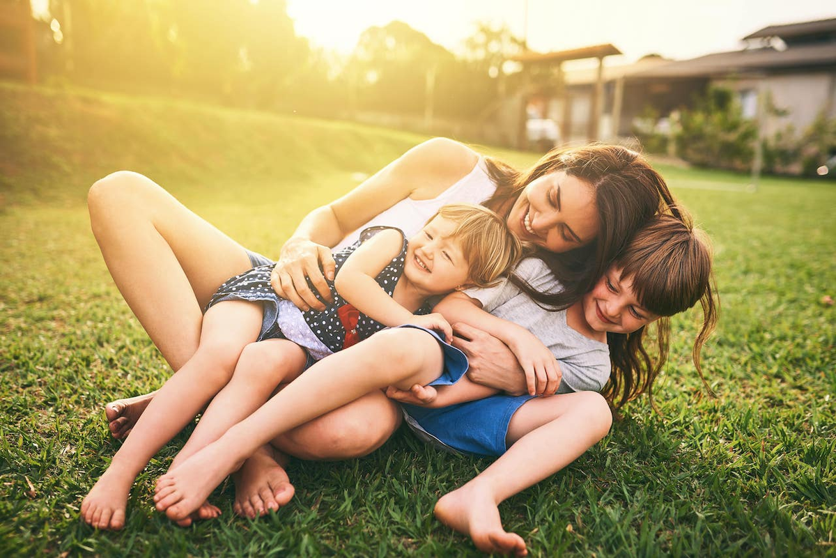 Los abrazos tienen una larga lista de beneficios comprobados científicamente para la salud tanto física como mental. Aumentan la felicidad, bajan el estrés y hasta protegen al corazón de enfermedades. Los abrazos tienen una larga lista de beneficios comprobados científicamente para la salud tanto física como mental. Aumentan la felicidad, bajan el estrés y hasta protegen al corazón de enfermedades.