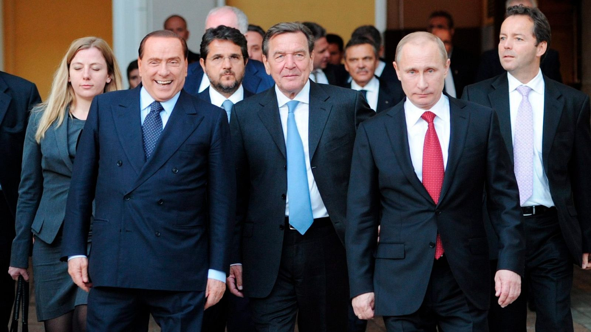 Los aliados de Putin en Europa: el expresidente Berlusconi, el excanciller alemán Gerhard Schröder. También el actual presidente de Hungría, Viktor Orbán, es el gran aliado de Putin en la Unión Europea. Los aliados de Putin en Europa: el expresidente Berlusconi, el excanciller alemán Gerhard Schröder. También el actual presidente de Hungría, Viktor Orbán, es el gran aliado de Putin en la Unión Europea.