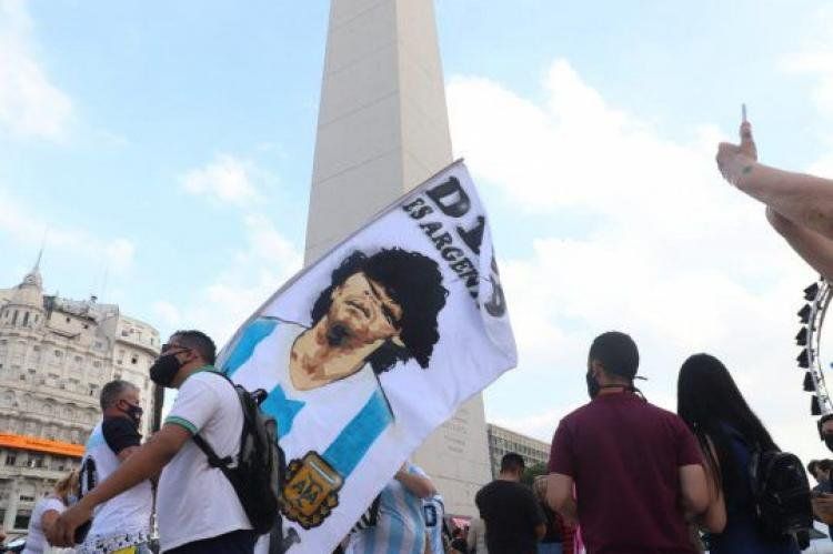 Argentina es un país donde se quiere, con guitarritas de lata, cantar como Gardel. Levantar los brazos y que la Plaza de Mayo grite “Perón/ Perón, que grande sos…” Ahora se agrega: vivir como Maradona… y hacer un gol.
