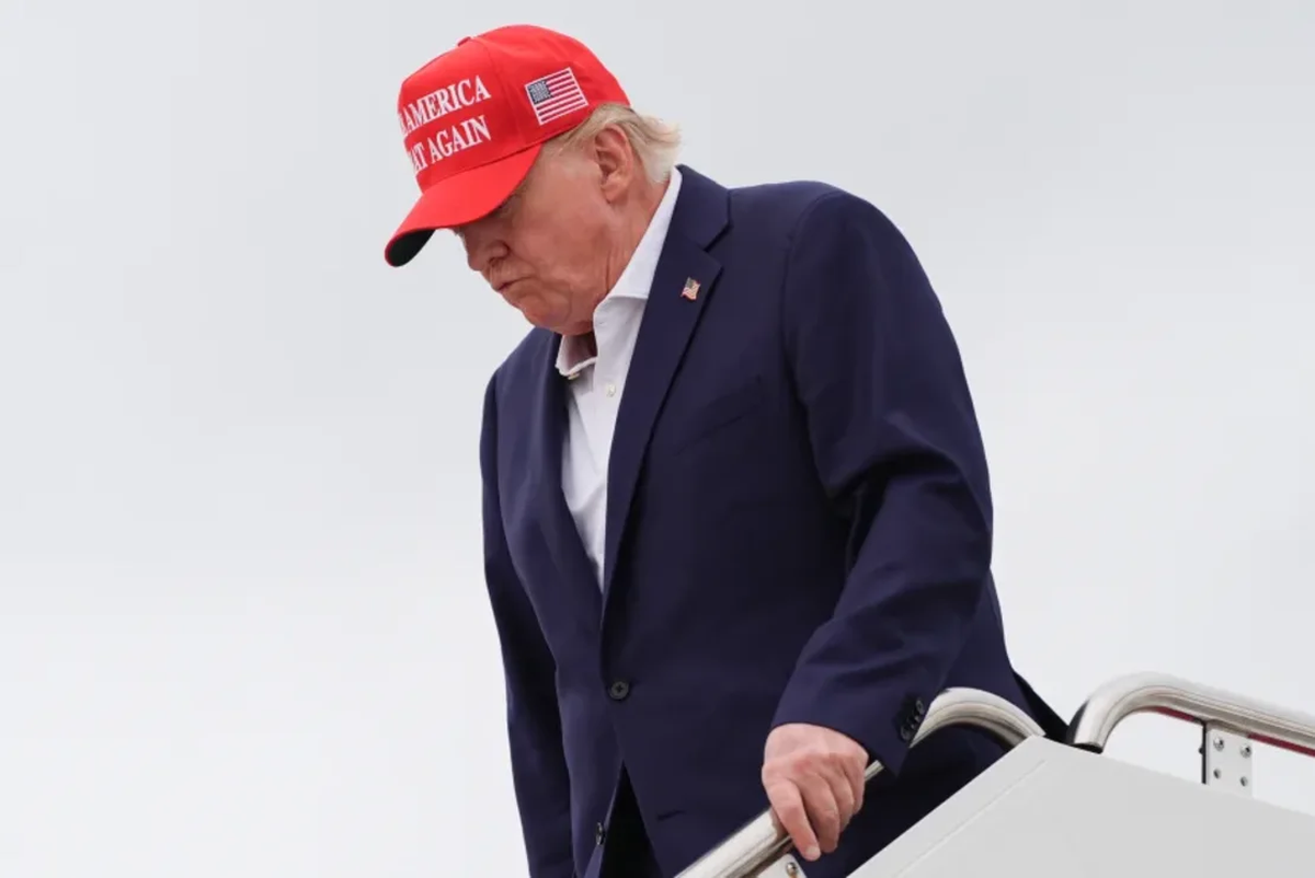 El presidente Donald Trump desembarca del Air Force One el domingo 16 de agosto de 2026 en la Base Conjunta Andrews, Maryland. | Julia Demaree Nikhinson/AP