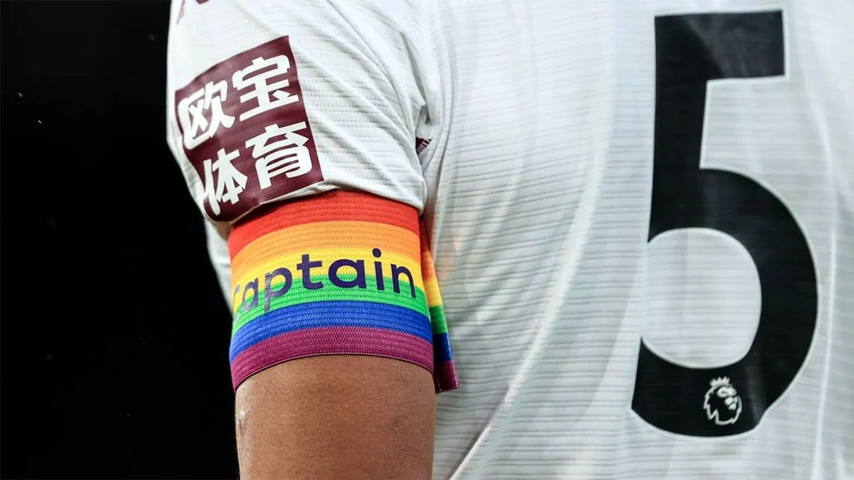 Sam Morsy, capitán del Ipswich Town, generó polémica tras rechazar el uso del brazalete de la comunidad LGBTQ+ debido a sus “creencias religiosas”. Sam Morsy, capitán del Ipswich Town, generó polémica tras rechazar el uso del brazalete de la comunidad LGBTQ+ debido a sus “creencias religiosas”.