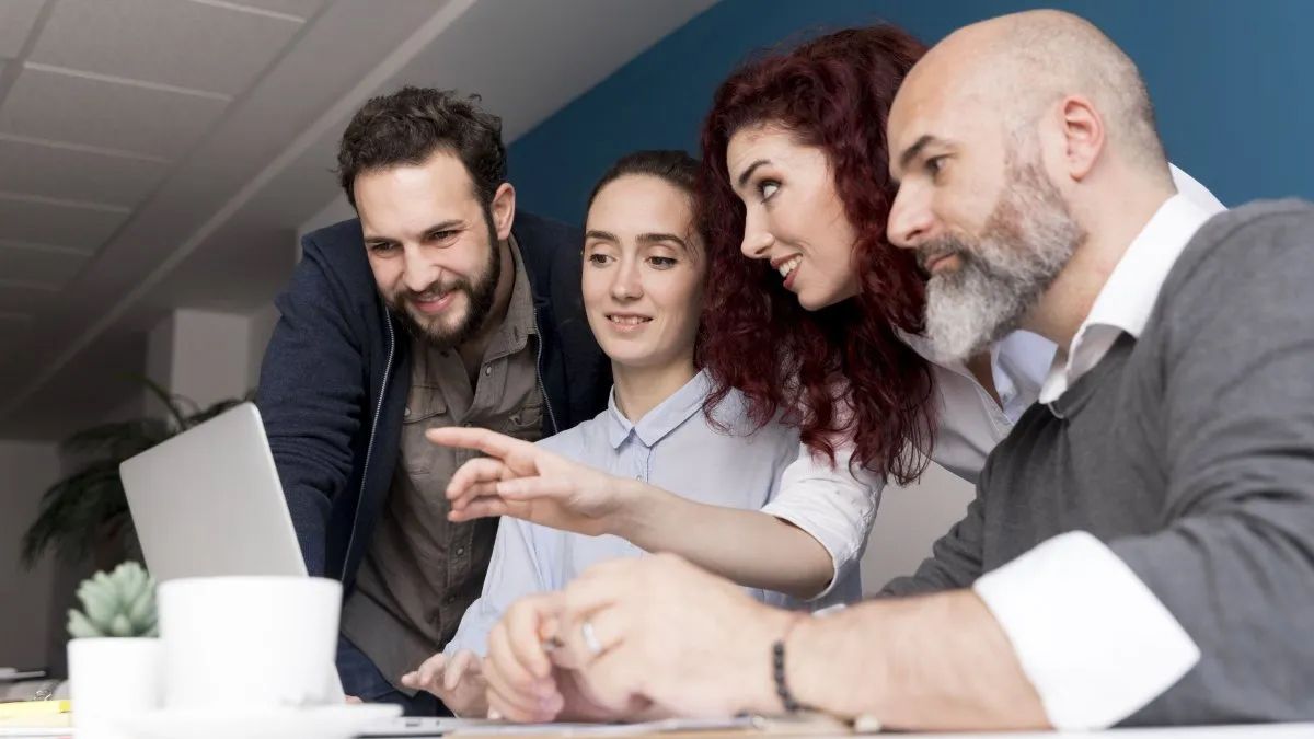 La empresa familiar del Siglo XXI parece haberse olvidado del retiro de sus dueños y del traspaso generacional pero genera competitividad. La empresa familiar del Siglo XXI parece haberse olvidado del retiro de sus dueños y del traspaso generacional pero genera competitividad.