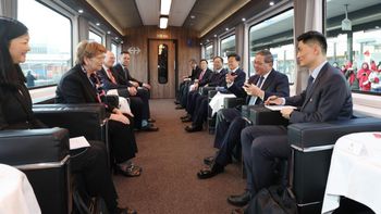 China / Suiza negociando en un tren: Viola Amherd, presidenta de la Confederación Helvética; y Li Qiang, 1er. ministro chino en un tren desde Zúrich a Berna. China / Suiza negociando en un tren: Viola Amherd, presidenta de la Confederación Helvética; y Li Qiang, 1er. ministro chino en un tren desde Zúrich a Berna.