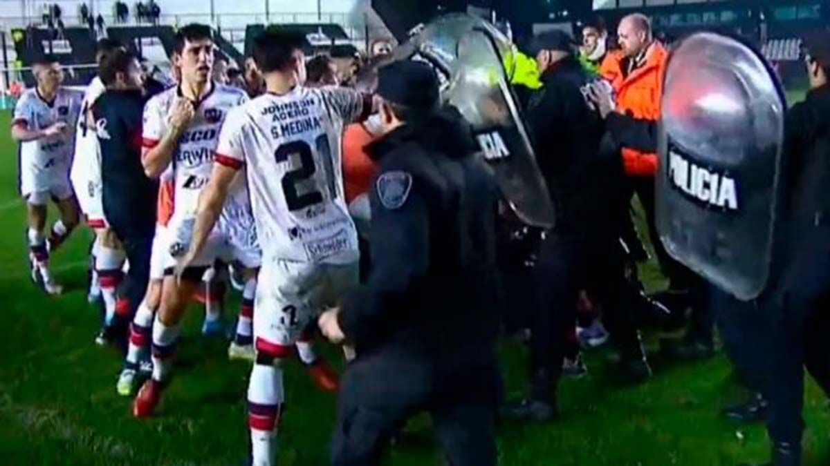 Patronato de Paraná colocó una bandera en su estadio tras el escándalo frente a Barracas Central de Claudio Chiqui Tapia con la inscripción: “Quieren bajarnos”.
