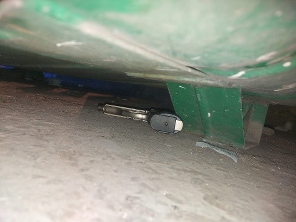 El arma escondida debajo del tacho de basura. El arma escondida debajo del tacho de basura. 