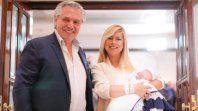 Alberto Fernández y Fabiola Yañez saliendo de la clínica cuando nació Francisco.