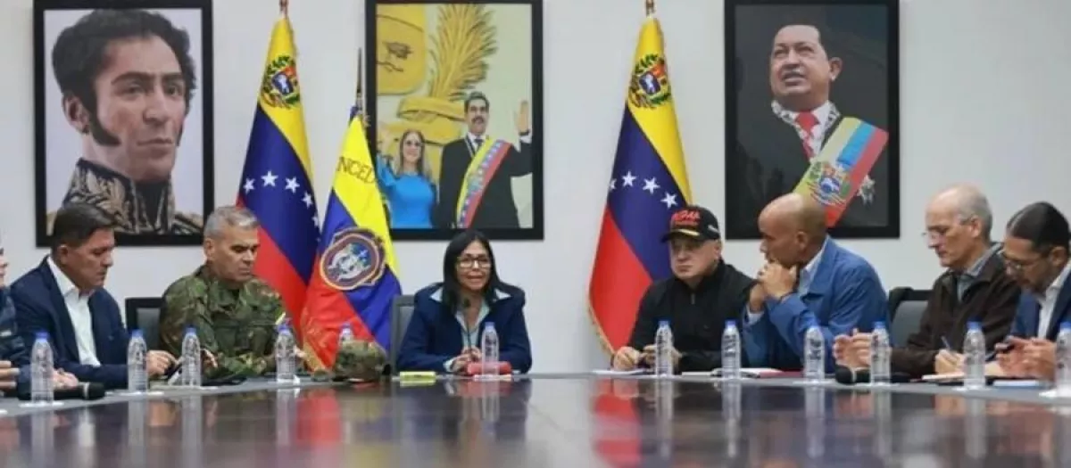 Delcy Rodríguez preside el primer consejo de ministros como presidenta, rodeada de los hombres fuertes del régimen, entre otros, Padrino López, Diosdado Cabello y su hermano Jorge Rodríguez Delcy Rodríguez preside el primer consejo de ministros como presidenta, rodeada de los hombres fuertes del régimen, entre otros, Padrino López, Diosdado Cabello y su hermano Jorge Rodríguez
