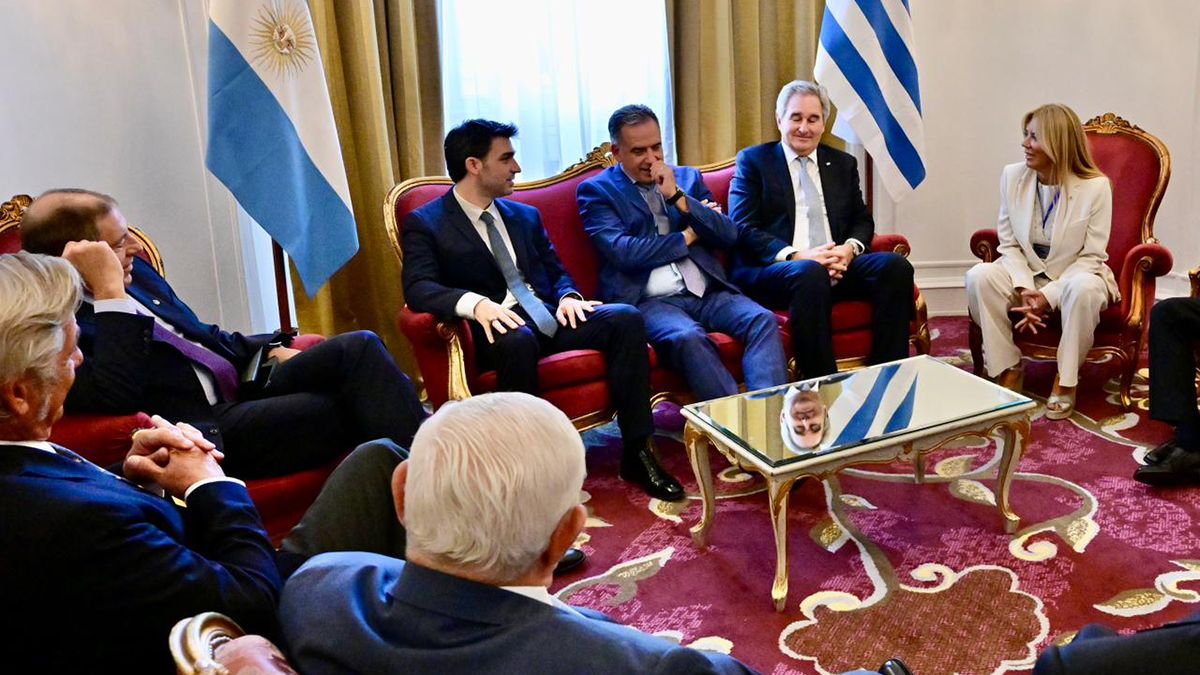 El gobernador de Chubut, Ignacio Nacho Torres se reunió con el presidente de Uruguay, Yamandú Orsi, empresarios en el que destacó el potencial de la provincia. El gobernador de Chubut, Ignacio Nacho Torres se reunió con el presidente de Uruguay, Yamandú Orsi, empresarios en el que destacó el potencial de la provincia.