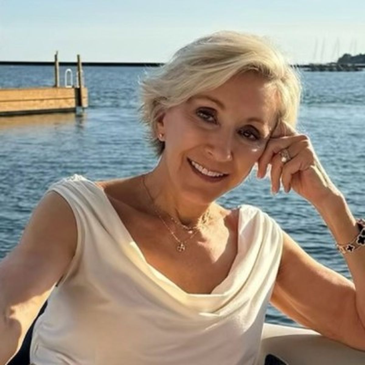 Nadja Piatka, 76 años, se propuso ganar músculo, aumentar la fuerza y no preocuparse por cuán delgada estar. (Foto Linkedin).