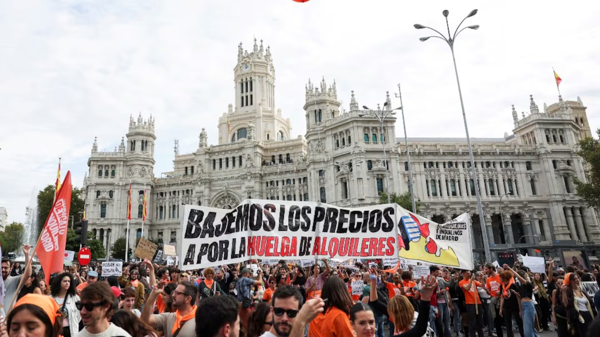 Miles de personas protestaron contra los precios de los alquileres en Madrid. (Foto: Reuters) Miles de personas protestaron contra los precios de los alquileres en Madrid. (Foto: Reuters)