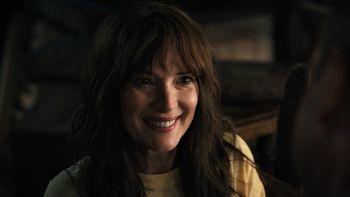 Winona Ryder cumple otro año de vida, con una carrera de altos y bajos. Su regreso en Stranger Things la convirtió en un ícono de resiliencia en Hollywood. Winona Ryder cumple otro año de vida, con una carrera de altos y bajos. Su regreso en Stranger Things la convirtió en un ícono de resiliencia en Hollywood.