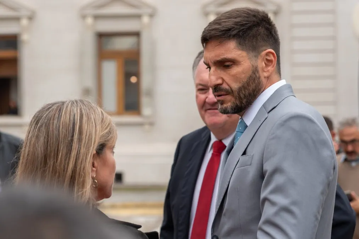 El gobernador de Santa Fe, Maximiliano Pullaro, creó una comisión conformada por diputados, senadores, gremialistas y funcionarios para estudiar la reforma previsional de la provincia. El gobernador de Santa Fe, Maximiliano Pullaro, creó una comisión conformada por diputados, senadores, gremialistas y funcionarios para estudiar la reforma previsional de la provincia.