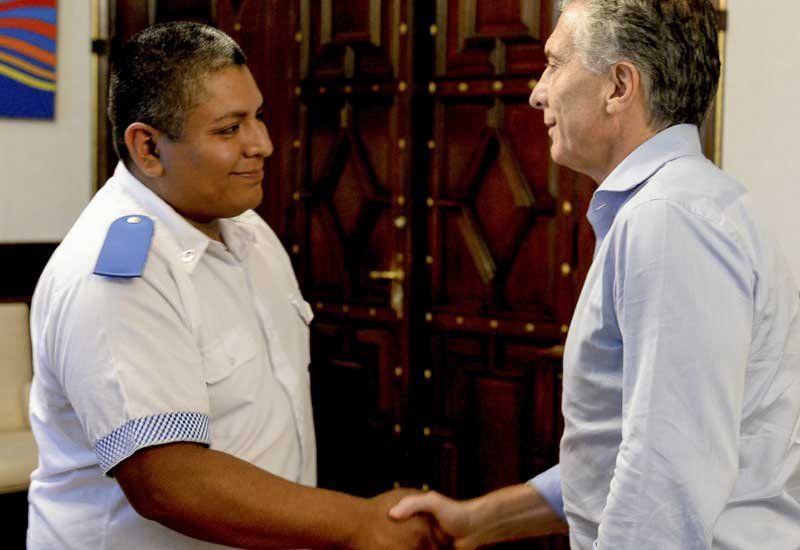 Macri, cuando recibió a Chocobar y le brindó su apoyo. Días después cuestionó a la Justicia por confirmar su procesamiento (Foto: Presidencia).