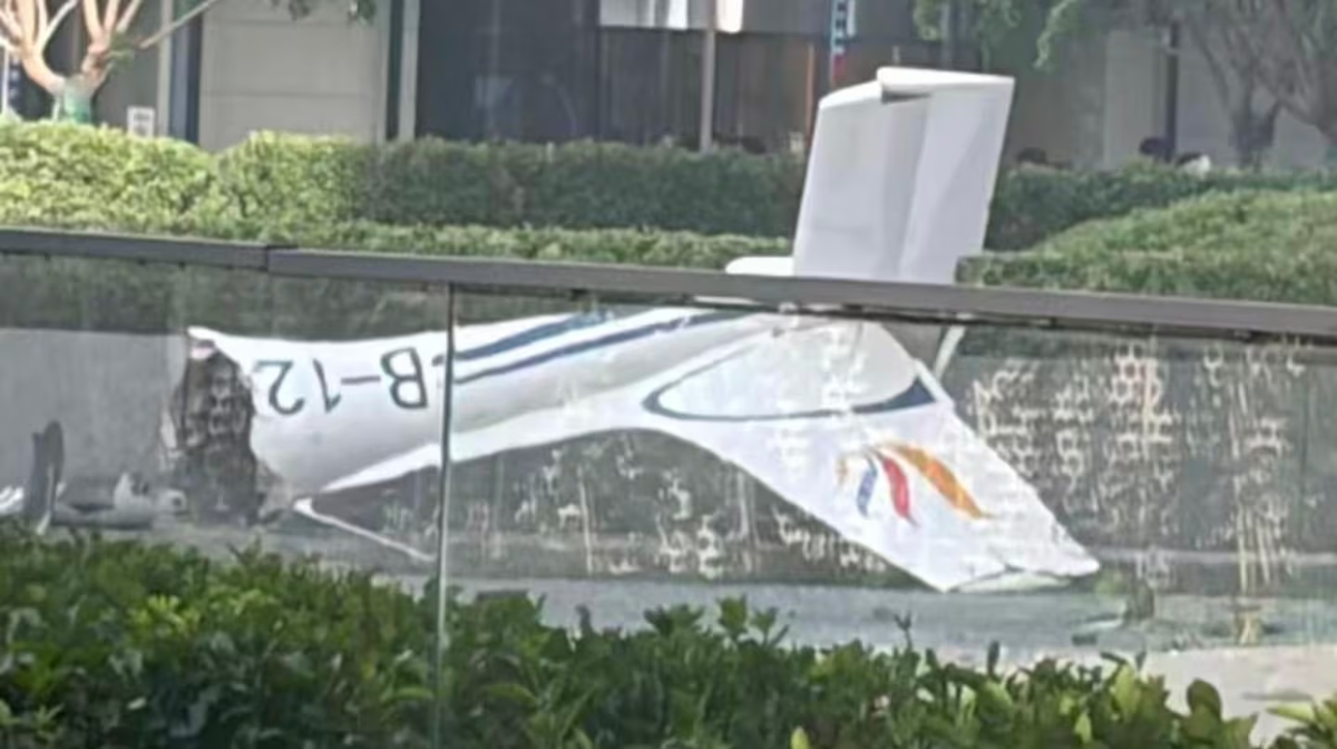 La cola de la avioneta cayó al pie del edificio. (Foto: X/@Sea_Bitcoin). La cola de la avioneta cayó al pie del edificio. (Foto: X/@Sea_Bitcoin).