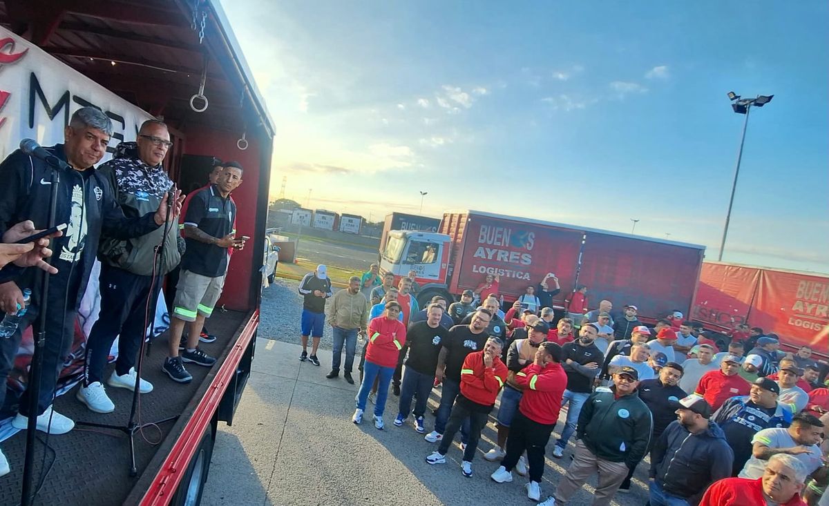 Pablo Moyano encabezando la asamblea de trabajadores en la planta de Coca-Cola en Mega.