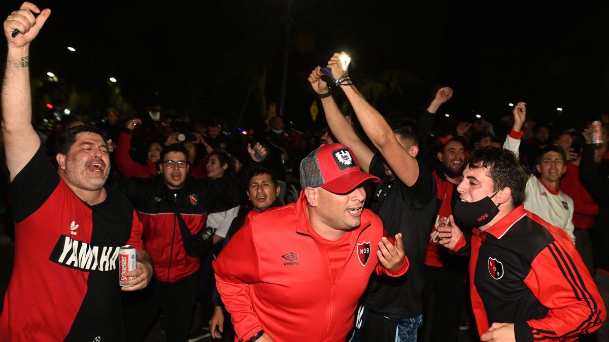 Los hinchas y socios de Newell’s festejan la victoria de Ignacio Astore que ganó las elecciones y será el nuevo presidente de la “Lepra”. (Foto: Télam)