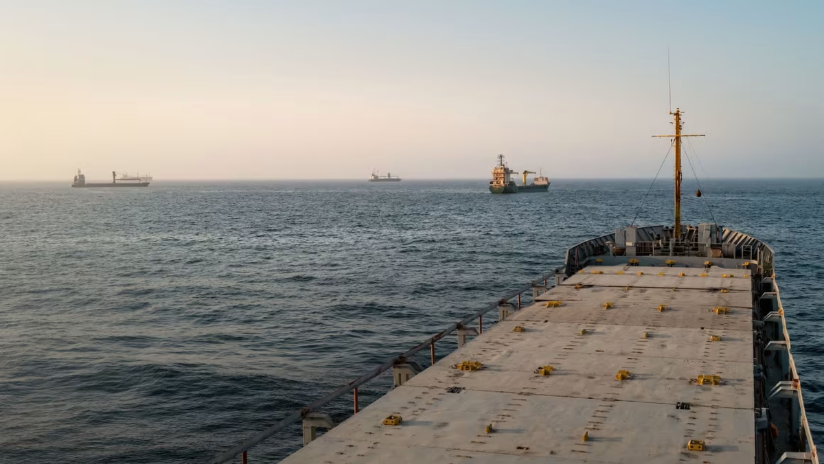 Petroleros y buques de carga se encuentran anclados frente a la costa de Omán el 23 de junio. | Elke Scholiers/Getty Images Petroleros y buques de carga se encuentran anclados frente a la costa de Omán el 23 de junio. | Elke Scholiers/Getty Images