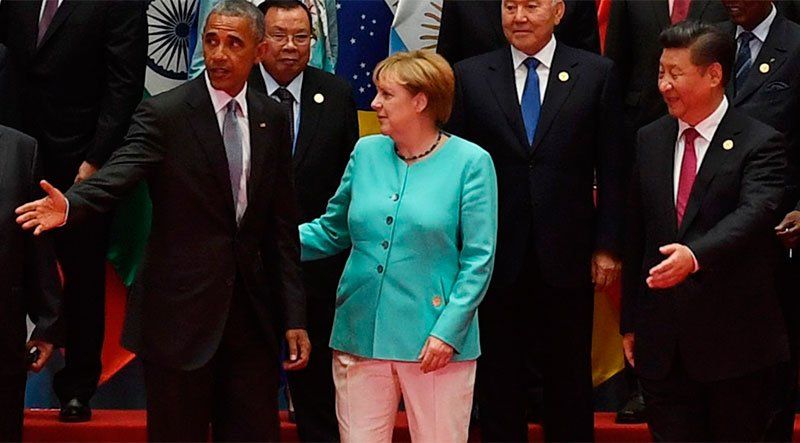 Barack Obama y Xi Jinping intentan ordenar a los presentes para la foto, mientras observa Angela Merkel y otros mandatarios (AFP PHOTO / GREG BAKER).