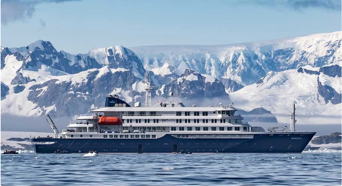 El trasatlántico había salido del puerto de Ushuaia, Tierra del Fuego, el 20 de marzo con dirección a Cabo Verde, donde debía arribar el 4 de mayo. El trasatlántico había salido del puerto de Ushuaia, Tierra del Fuego, el 20 de marzo con dirección a Cabo Verde, donde debía arribar el 4 de mayo.
