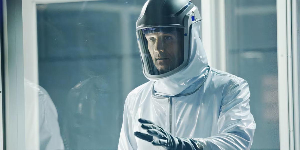 A diferencia de otras series, ésta se centra en espacios confinados y la tensión constante, explorando cómo el virus altera los cuerpos y las mentes. A diferencia de otras series, ésta se centra en espacios confinados y la tensión constante, explorando cómo el virus altera los cuerpos y las mentes.