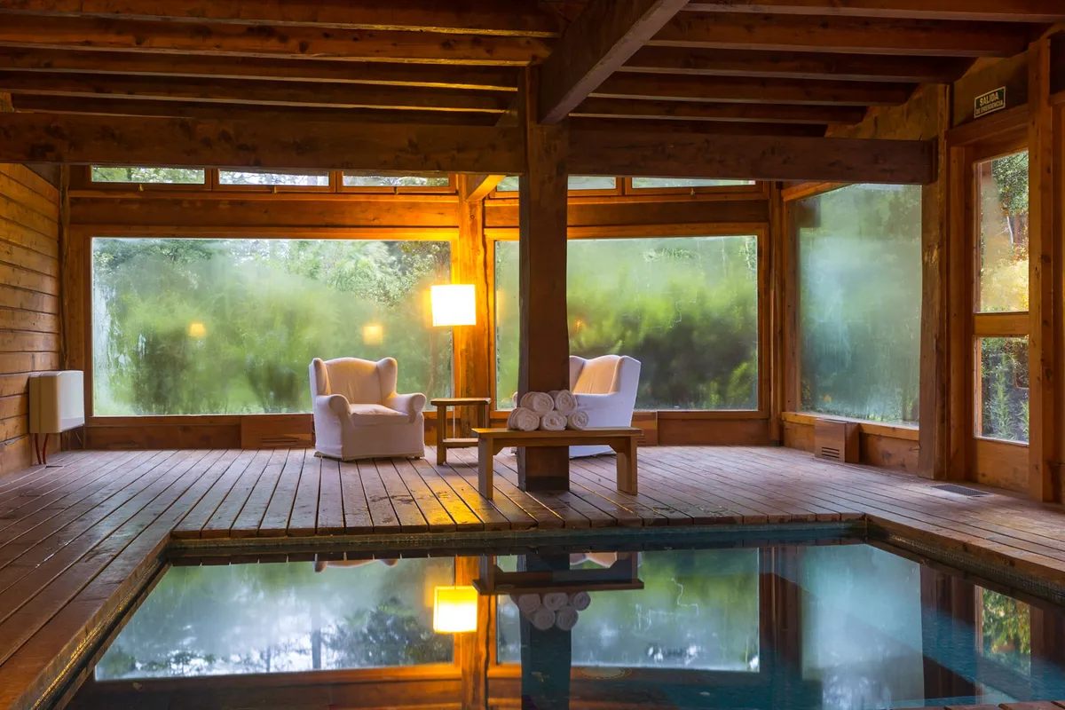 La hostería cuenta con Spa, sauna e hidromasaje, ideales para relajarse. Foto: Hostería Isla Victoria.