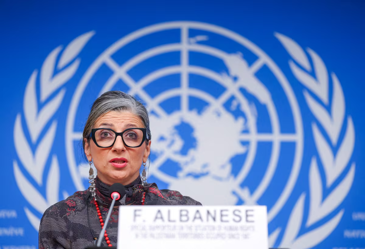 Francesca Albanese, relatora especial para los territorios palestinos ocupados, en una rueda de prensa en la sede de la ONU en Ginebra (Suiza), el 24 de marzo. | DENIS BALIBOUSE (REUTERS) Francesca Albanese, relatora especial para los territorios palestinos ocupados, en una rueda de prensa en la sede de la ONU en Ginebra (Suiza), el 24 de marzo. | DENIS BALIBOUSE (REUTERS)