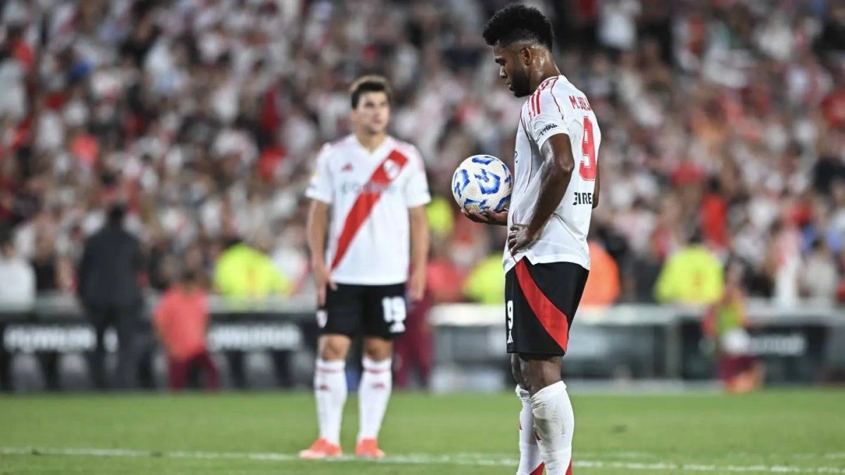 Gonzalo Montiel sobre Miguel Borja en River