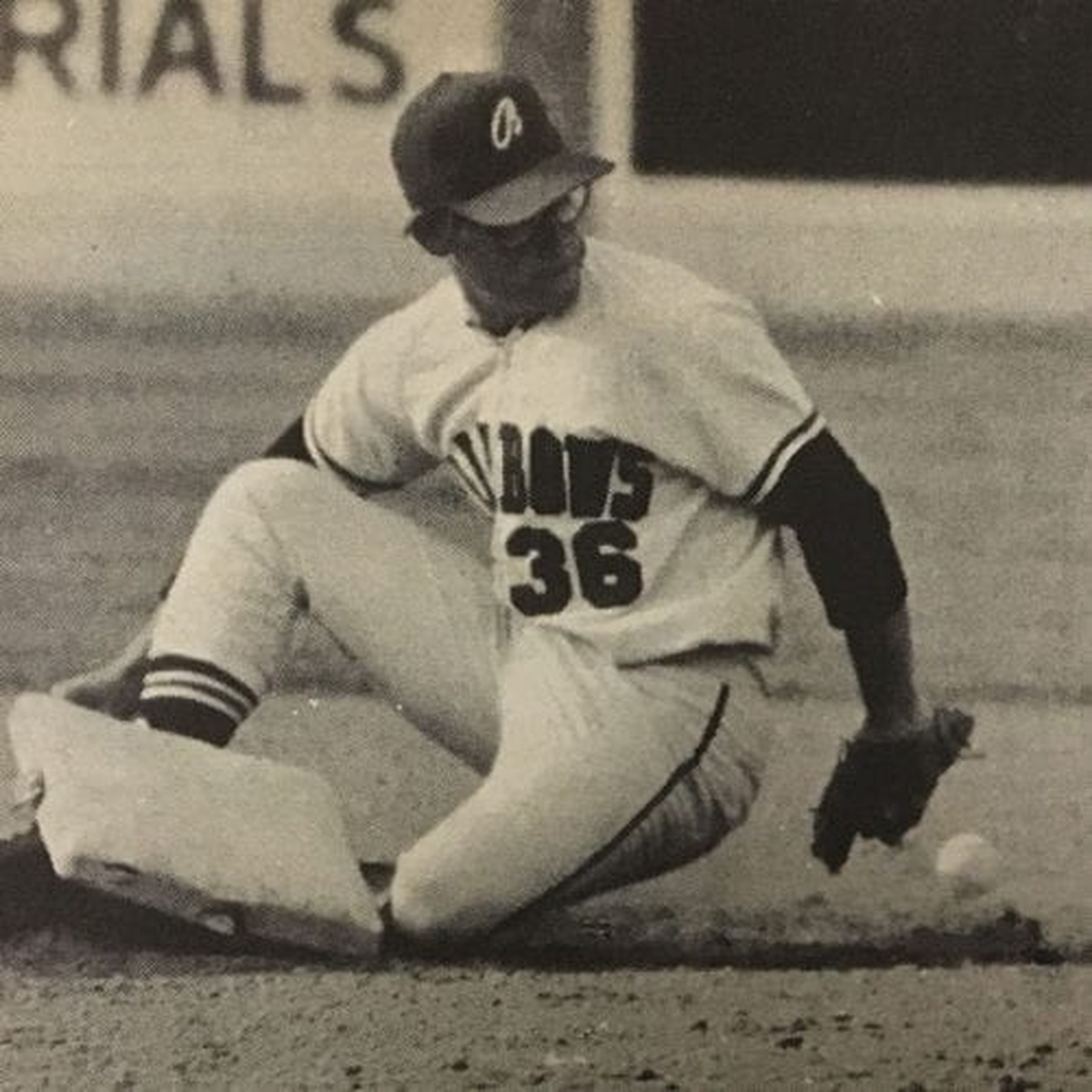 Antes de ser estrella de cine, Russell jugó béisbol profesional en ligas menores. Como segunda base prometedor, su carrera terminó en 1973 tras una lesión en el hombro que lo obligó a retirarse. Antes de ser estrella de cine, Russell jugó béisbol profesional en ligas menores. Como segunda base prometedor, su carrera terminó en 1973 tras una lesión en el hombro que lo obligó a retirarse.