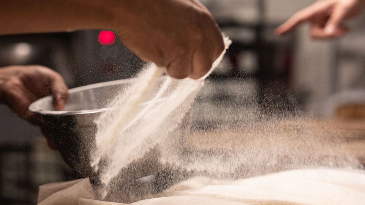 El Día de la Harina es una fecha que busca resaltar el oficio del panadero en el que hace hincapié en el antes del amasado y el horno en la elaboración del pan. El Día de la Harina es una fecha que busca resaltar el oficio del panadero en el que hace hincapié en el antes del amasado y el horno en la elaboración del pan.