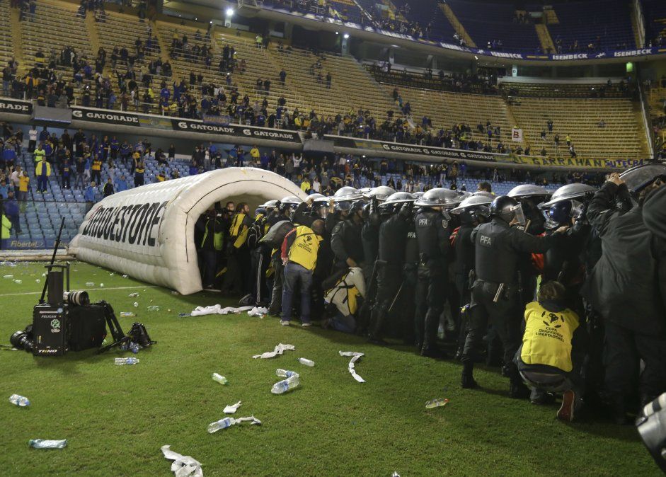 15/05/2015: La Policía Federal forma un cordon para que los jugadores de River se pudieran retirar del campo de juego. La Conmebol decidió no considerar un aspecto muy delicado del incidente completo: las botellas arrojadas desde las plateas del estadio d
