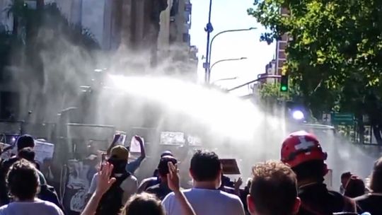 La Policía repelió a los manifestantes con descargas de agua. La Policía repelió a los manifestantes con descargas de agua.
