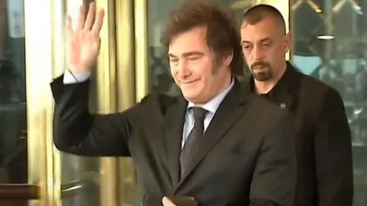 Javier Milei, al salir del Hotel Libertador para ir a reunirse con Alberto Fernández. Javier Milei, al salir del Hotel Libertador para ir a reunirse con Alberto Fernández.